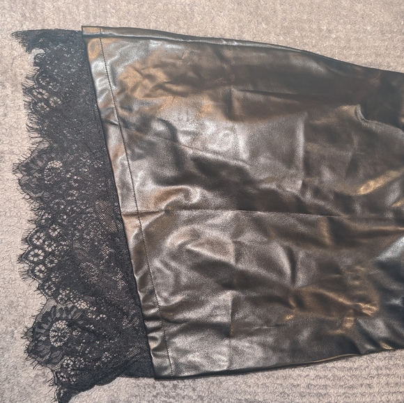 Faux leather and lace skirt - Picture 2 of 3